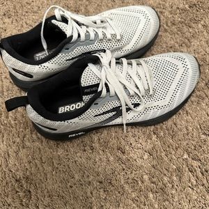 Brooks women’s size 7.5 excellent condition like new